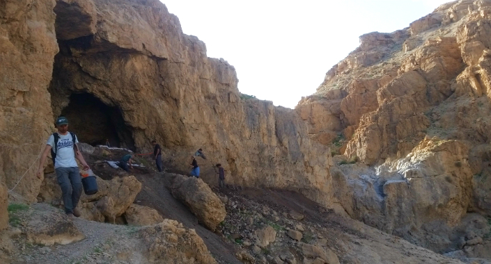 Dig in cave 49 of Qumeran